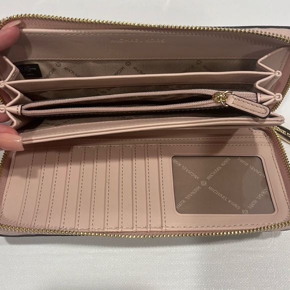 Michael kors wallet wristlet - Picture 4 of 5